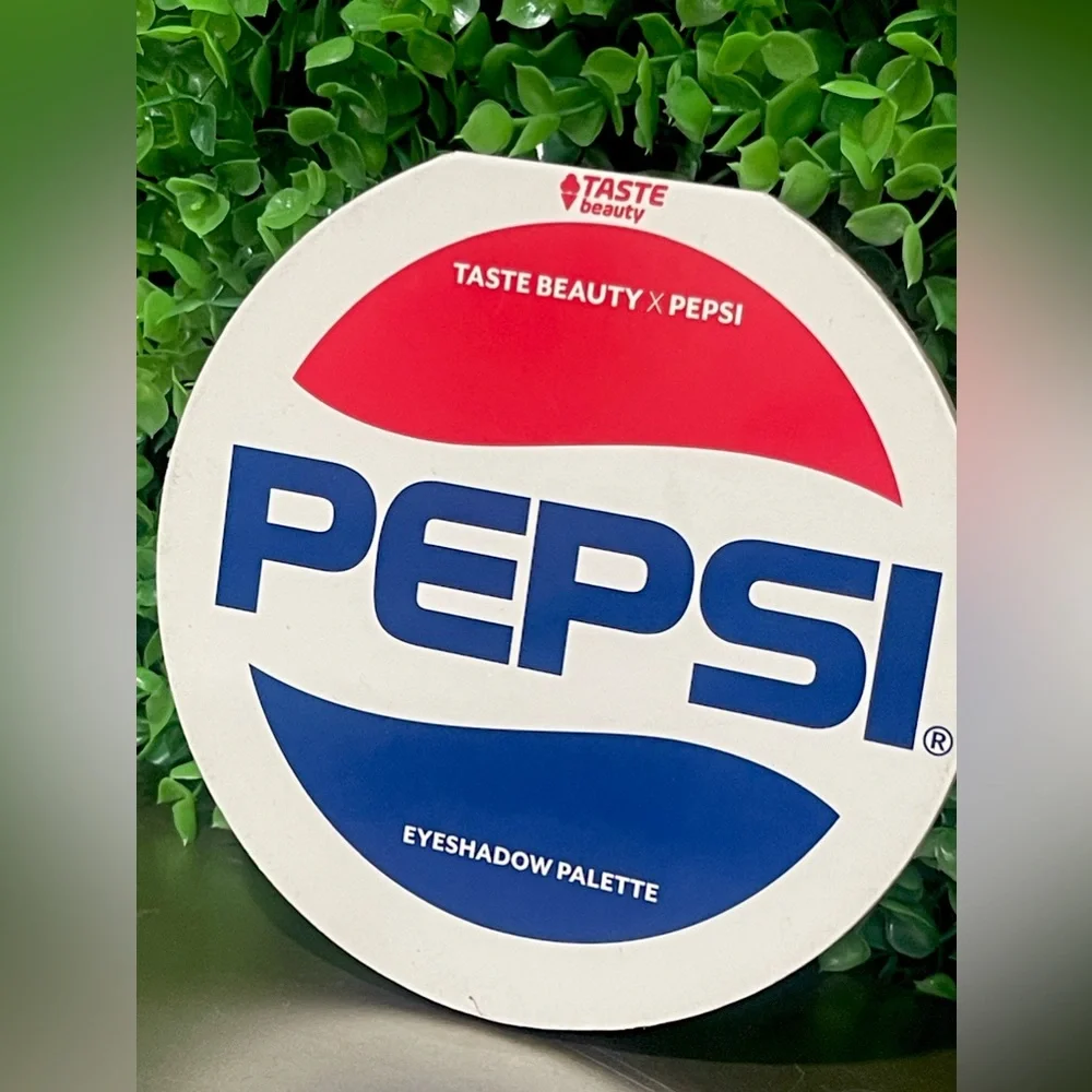 Taste Beauty x Pepsi Eyeshadow Palette